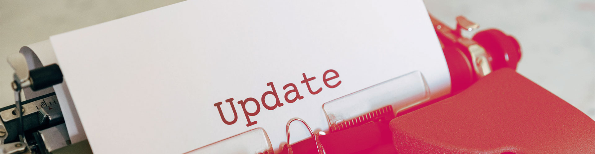 Blatt Papier in einer Schreibmaschine, auf dem "Update" steht