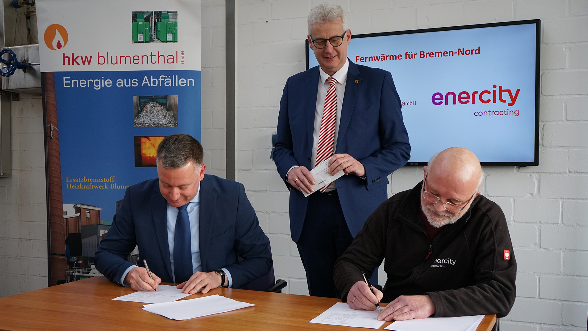 Sebastian Koch und Manfred Schüle unterzeichnen die gemeinsame Vereinbarung