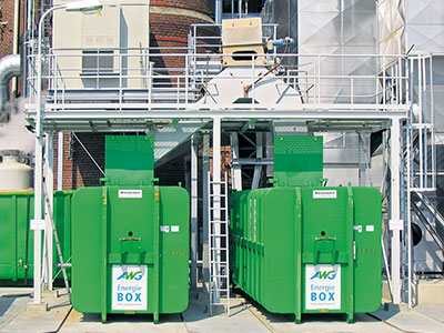 Zwei große Container stehen in der Anlieferung